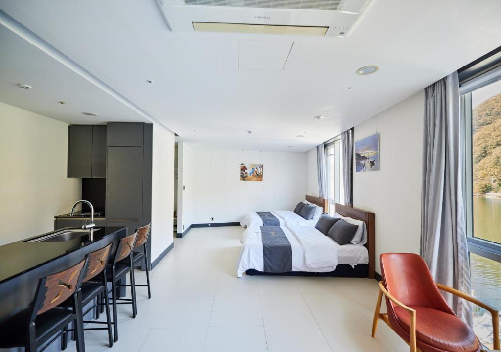 Postel nebo postele na pokoji v ubytování Crest72 Hotel