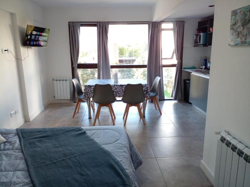 un comedor con mesa y sillas en una habitación en Departamento Centro Mar del Plata en Mar del Plata