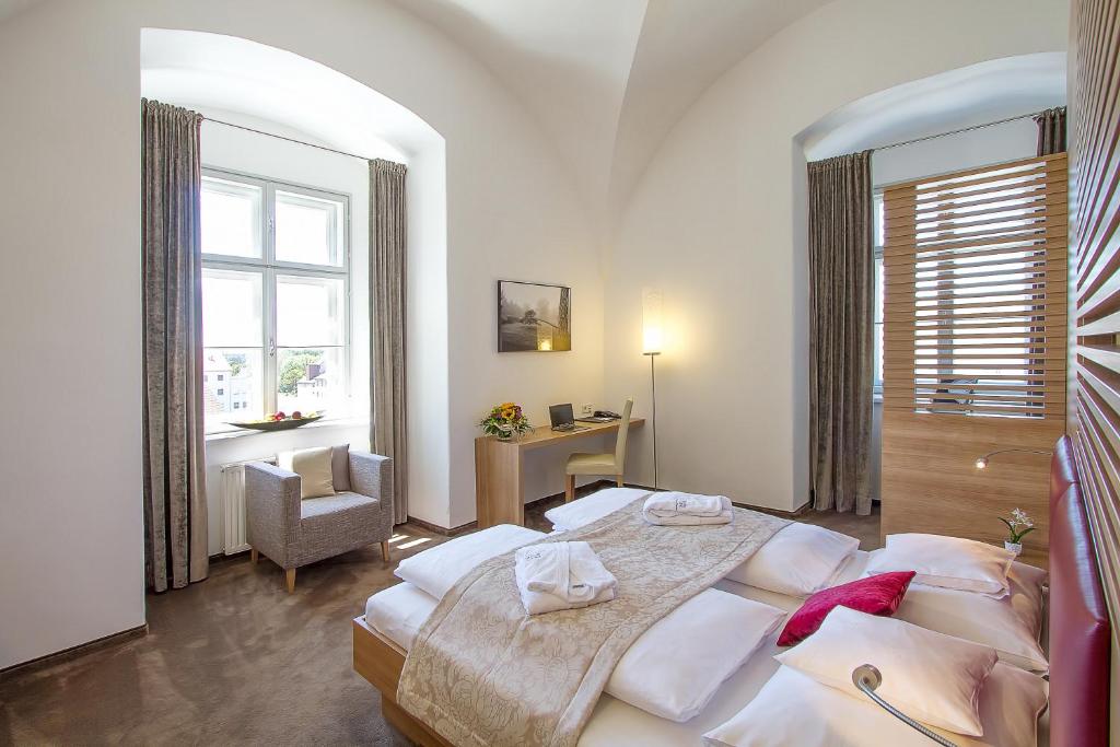 Postel nebo postele na pokoji v ubytování Hotel Altes Kloster