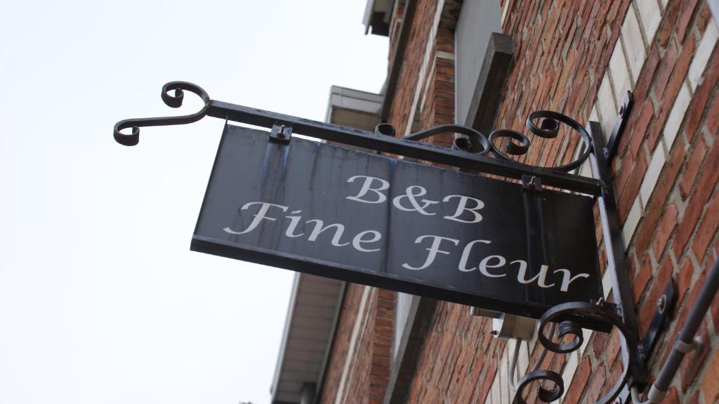 a black sign on the side of a building at B&B-Fine Fleur in Zottegem