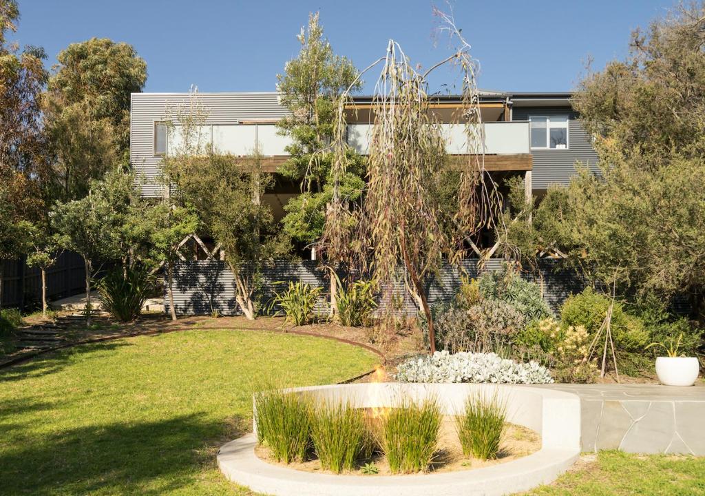 a garden in front of a building at Highview in Tootgarook