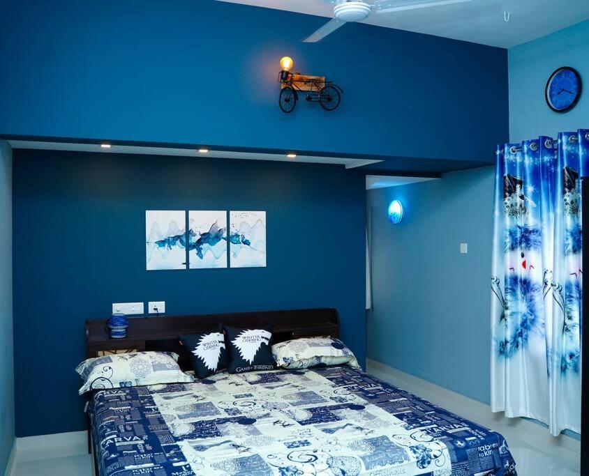 Säng eller sängar i ett rum på Meraki Palms, a furnished exquisite 2BHK Villa