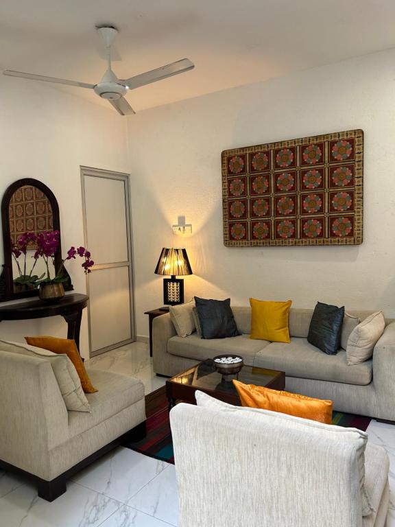 uma sala de estar com dois sofás e uma mesa em City Stay By Sunrise em Colombo