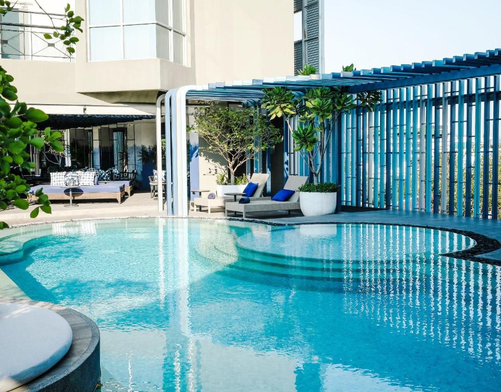 - une piscine au milieu d'un bâtiment dans l'établissement Casa 17 Hotel Bangkok, à Bangkok