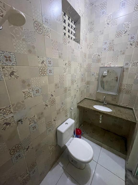 La salle de bains est pourvue de toilettes et d'un lavabo. dans l'établissement Hostel Baltazar, à Fortaleza