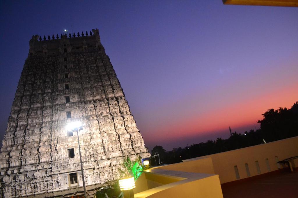 Fotografie z fotogalerie ubytování Sri Sarvesha JS Palace temple view v destinaci Tiruvannamalai