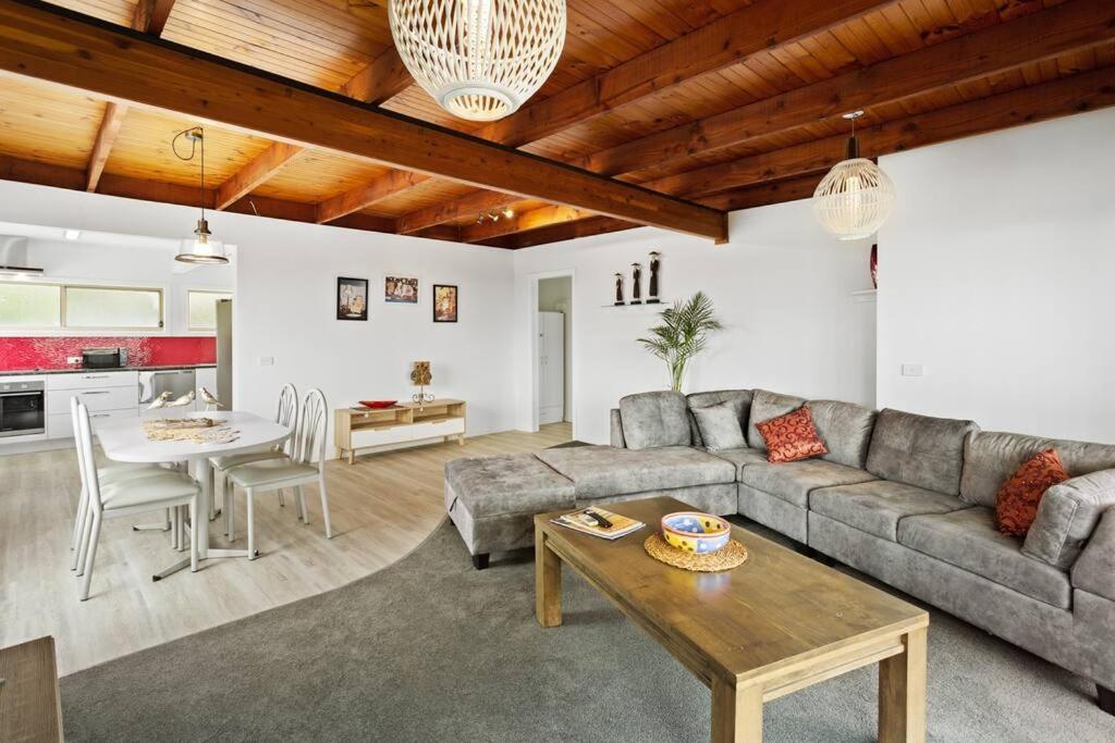 uma sala de estar com um sofá e uma mesa em 2-Person Surf Beach Studio App em Surf Beach