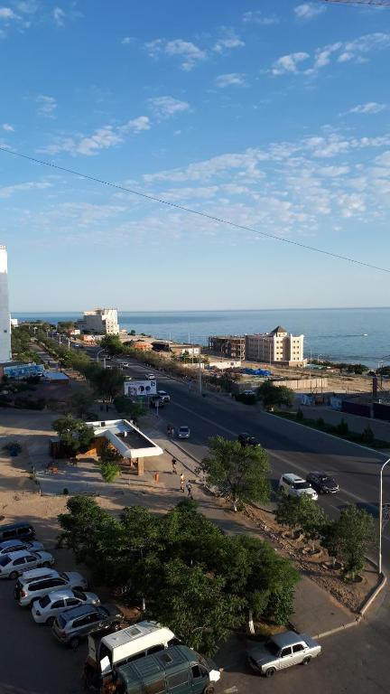 een uitzicht op een parkeerplaats met geparkeerde auto's bij Апартаменты с шикарным видом на море in Aqtau