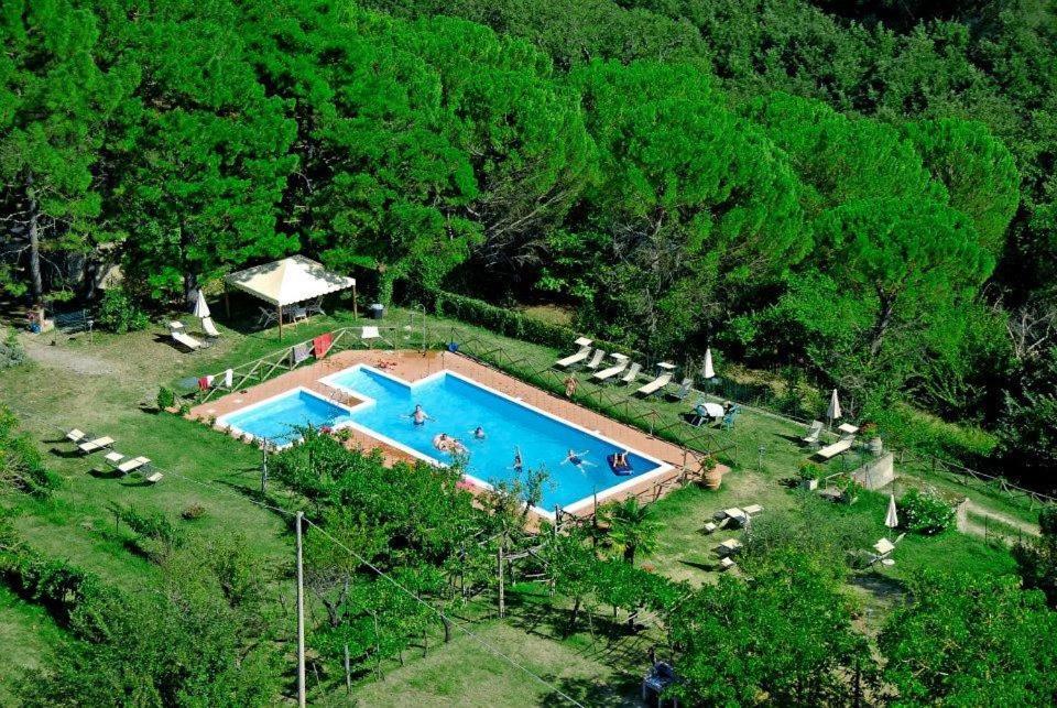 Uma vista da piscina em Tenuta di Caiolo ou nos arredores