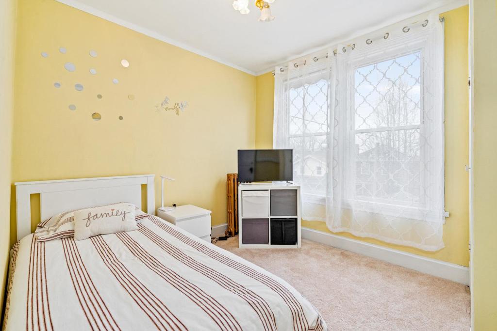 Postel nebo postele na pokoji v ubytování Cozy Stay in Pittsburgh