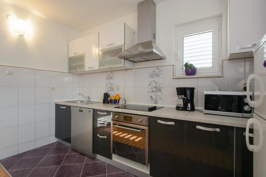Kuchyň nebo kuchyňský kout v ubytování Apartments Bulicic