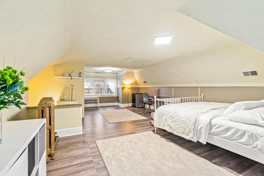 Postel nebo postele na pokoji v ubytování Cozy Stay in Pittsburgh