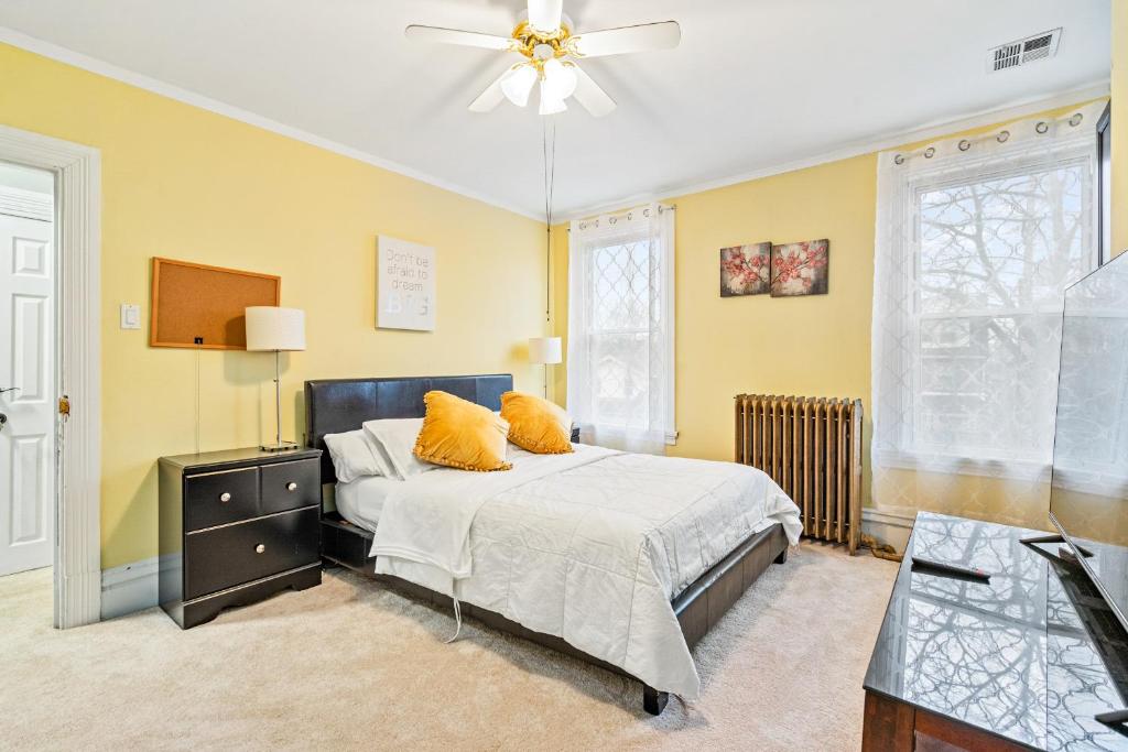 Postel nebo postele na pokoji v ubytování Cozy Stay in Pittsburgh