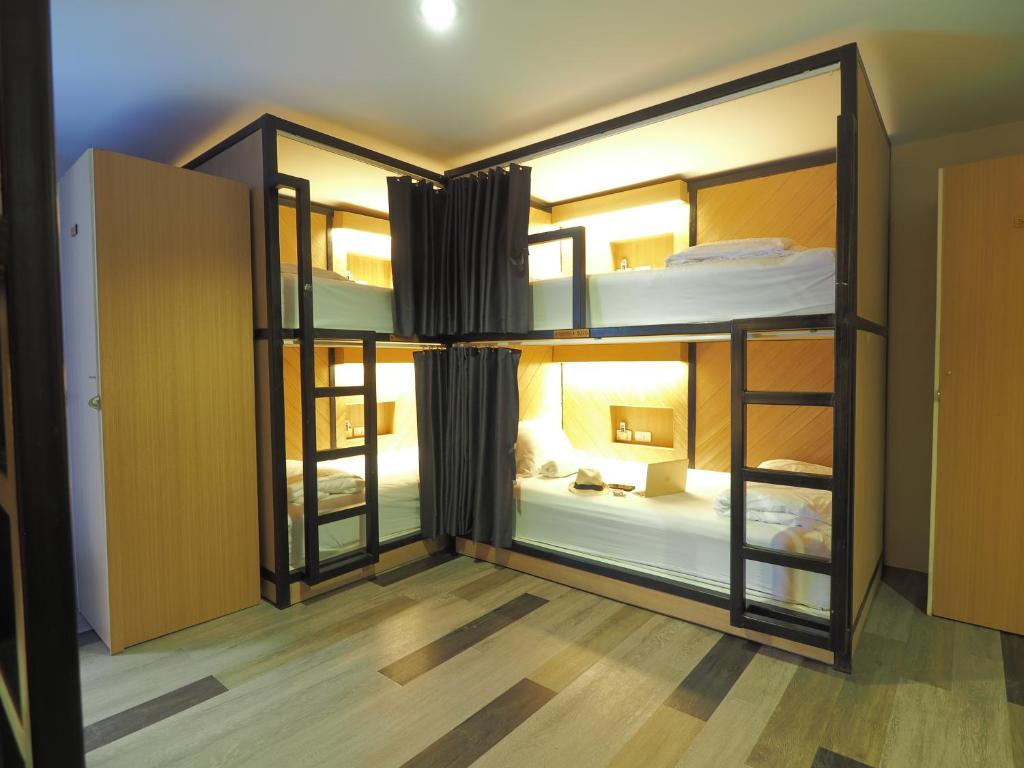Postel nebo postele na pokoji v ubytování Alfresco Phuket Hotel