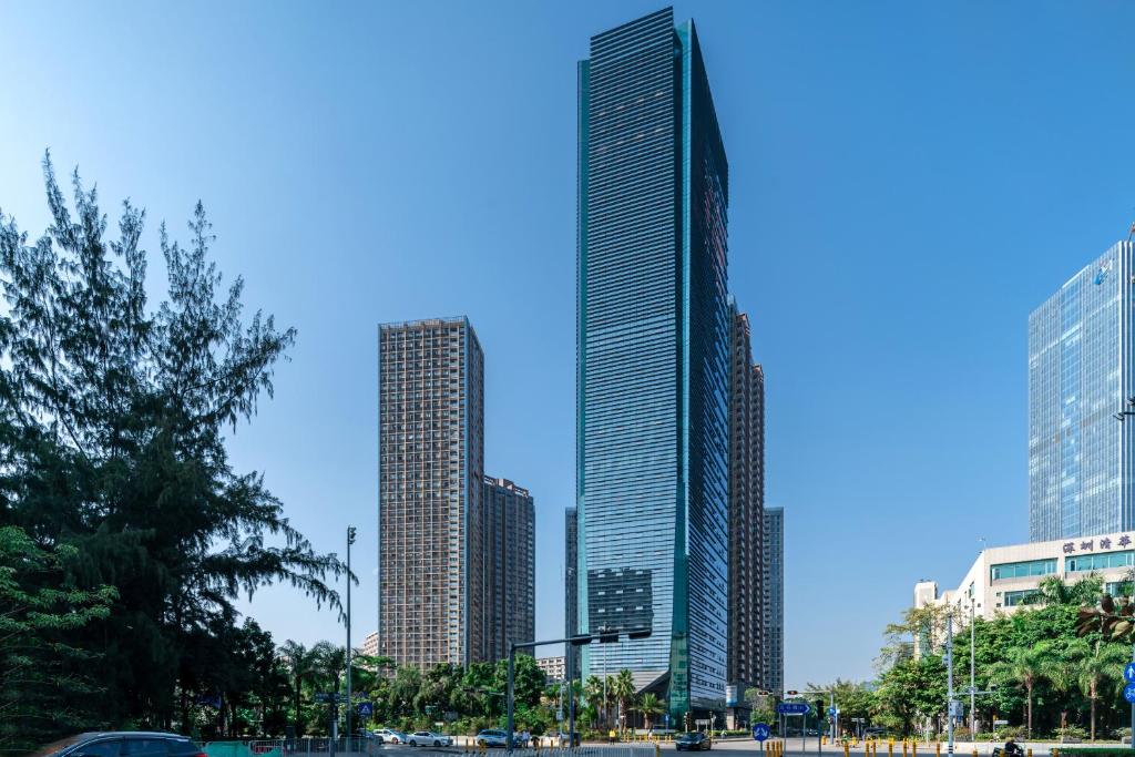 grupa wysokich wieżowców w mieście w obiekcie WESU Weisu Executive Apartment Shenzhen Shenda Metro Store w mieście Shenzhen