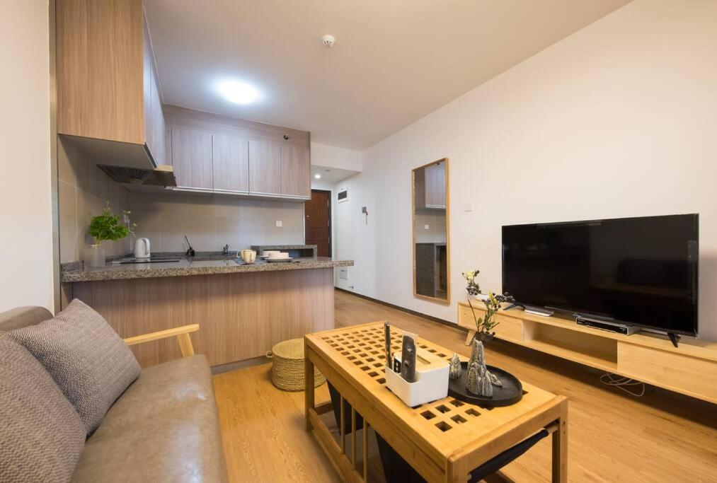 TV a/nebo společenská místnost v ubytování WESU Weisu Executive Apartment Shenzhen Shenda Metro Store