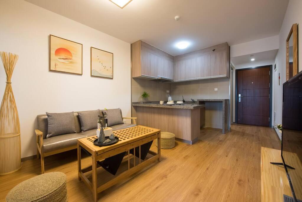 Kuchyň nebo kuchyňský kout v ubytování WESU Weisu Executive Apartment Shenzhen Shenda Metro Store