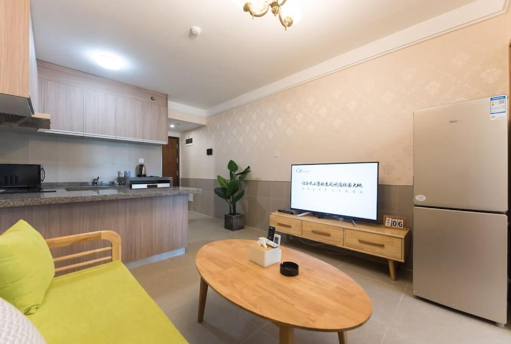 Kuchyň nebo kuchyňský kout v ubytování WESU Weisu Executive Apartment Shenzhen Shenda Metro Store