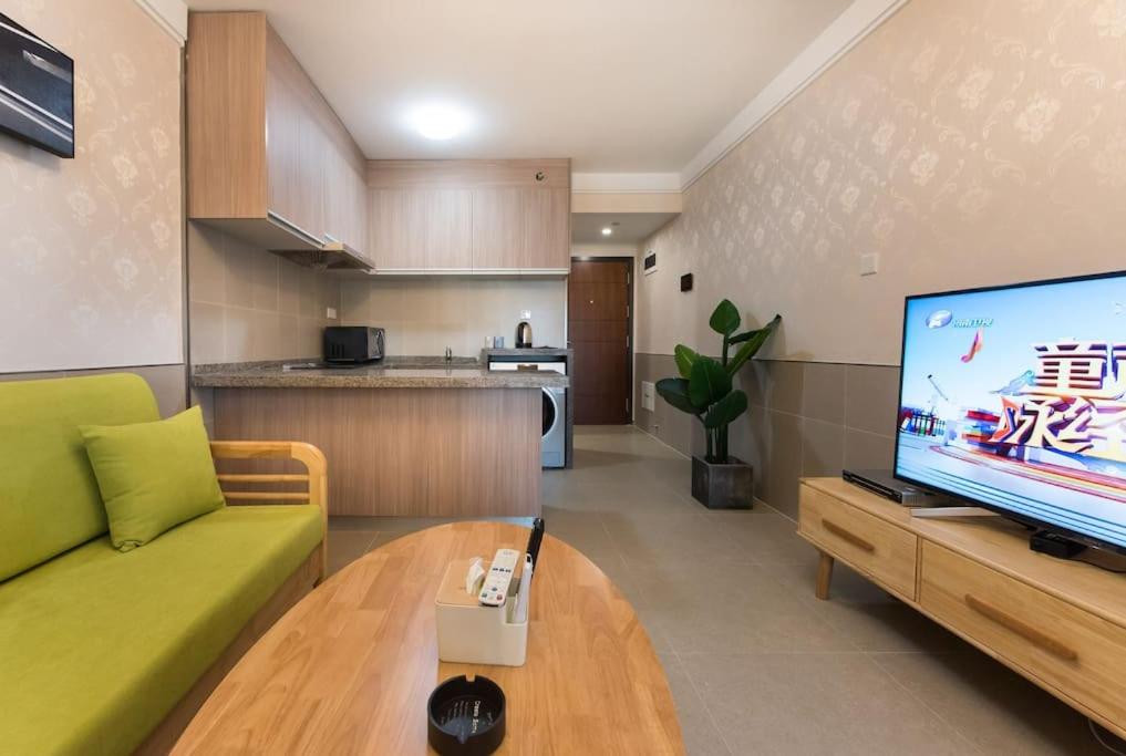 TV a/nebo společenská místnost v ubytování WESU Weisu Executive Apartment Shenzhen Shenda Metro Store