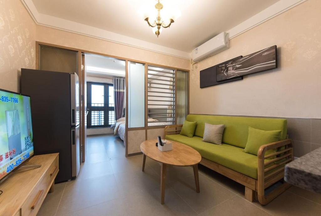 TV a/nebo společenská místnost v ubytování WESU Weisu Executive Apartment Shenzhen Shenda Metro Store