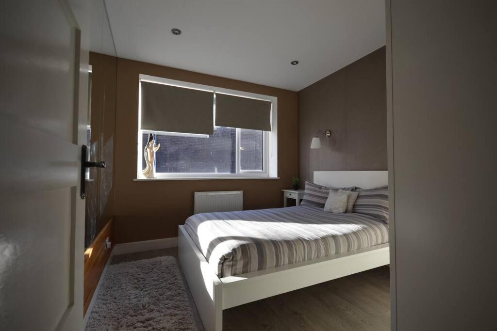 1 dormitorio con cama y ventana en Flat in the heart of Camden Town, en Londres