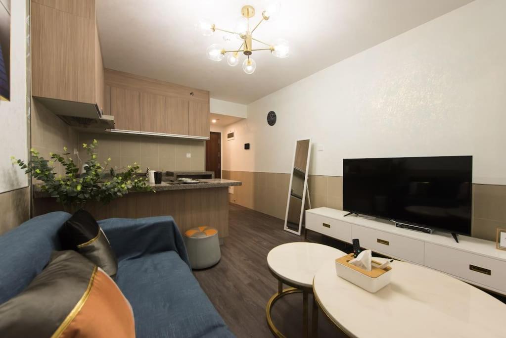TV a/nebo společenská místnost v ubytování WESU Weisu Executive Apartment Shenzhen Shenda Metro Store