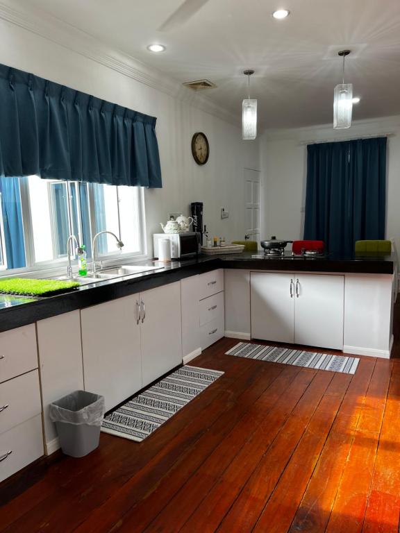Kuchyň nebo kuchyňský kout v ubytování LUMUN Holiday Home Rental