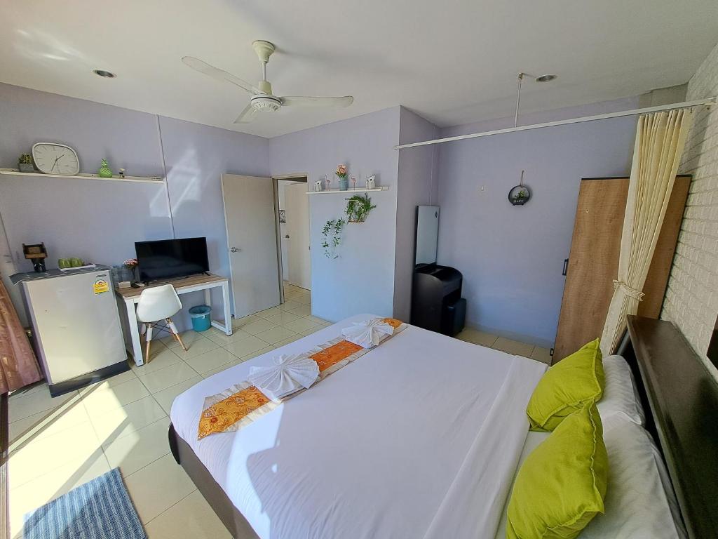 Postel nebo postele na pokoji v ubytování Lily Holiday hotel 百合假日酒店