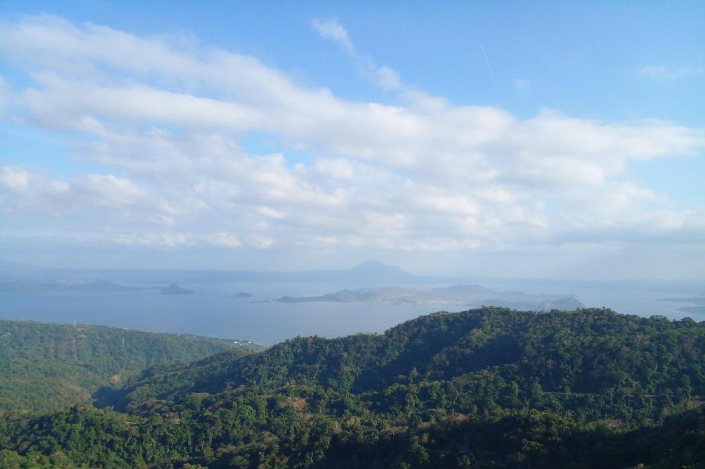 uma vista para o oceano a partir do topo de uma montanha em Tagaytay Prime Residences with Swimming Pool & Viewing Deck em Tagaytay