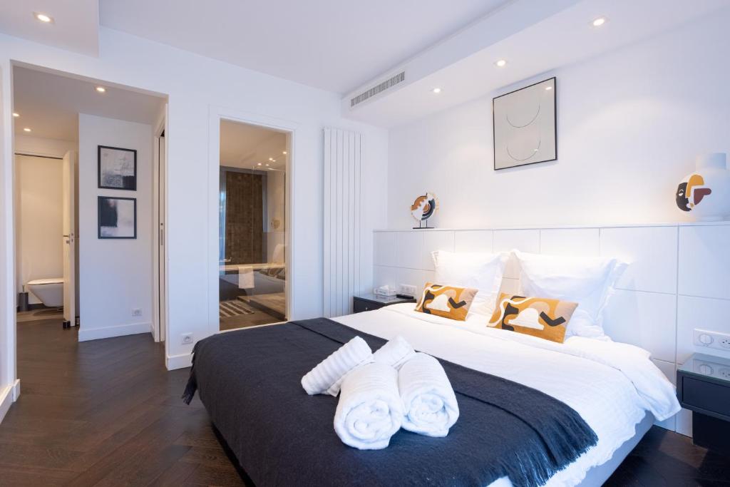 Posteľ alebo postele v izbe v ubytovaní Cannes Panorama - Piscine, vue mer, parking, clim