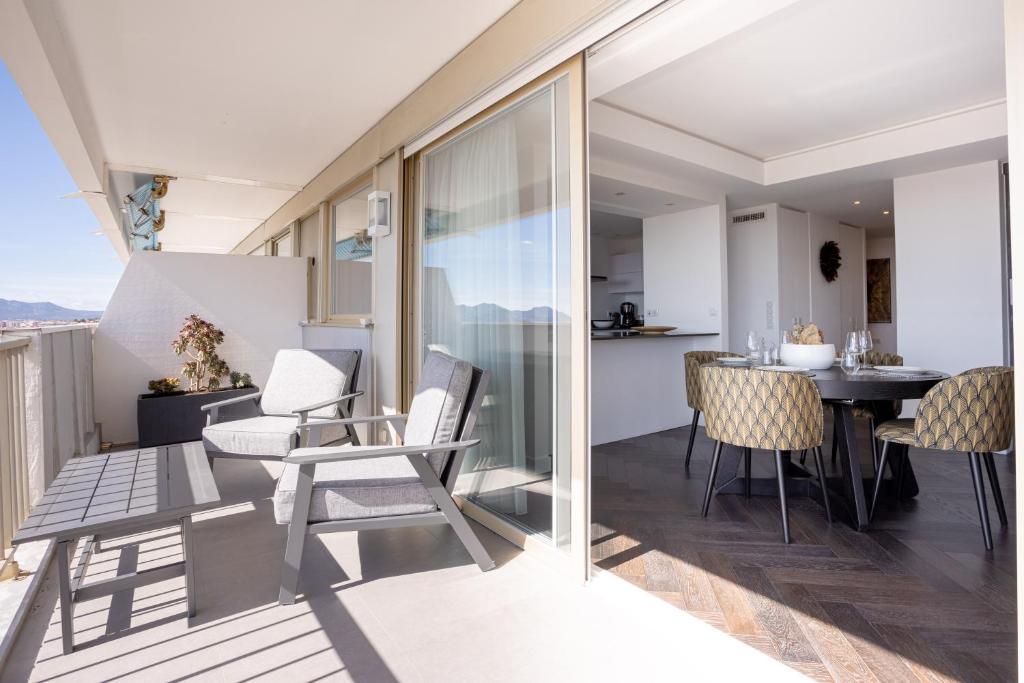 Balkón alebo terasa v ubytovaní Cannes Panorama - Piscine, vue mer, parking, clim