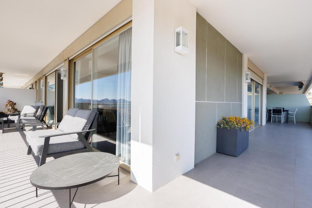 Balkón alebo terasa v ubytovaní Cannes Panorama - Piscine, vue mer, parking, clim