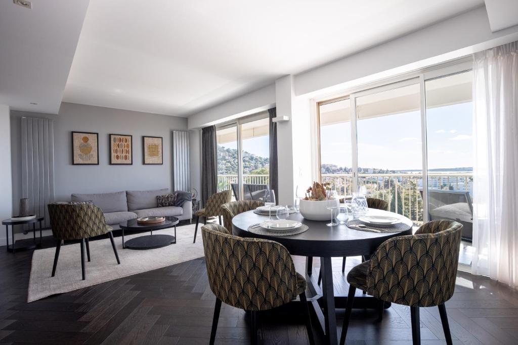 Posedenie v ubytovaní Cannes Panorama - Piscine, vue mer, parking, clim