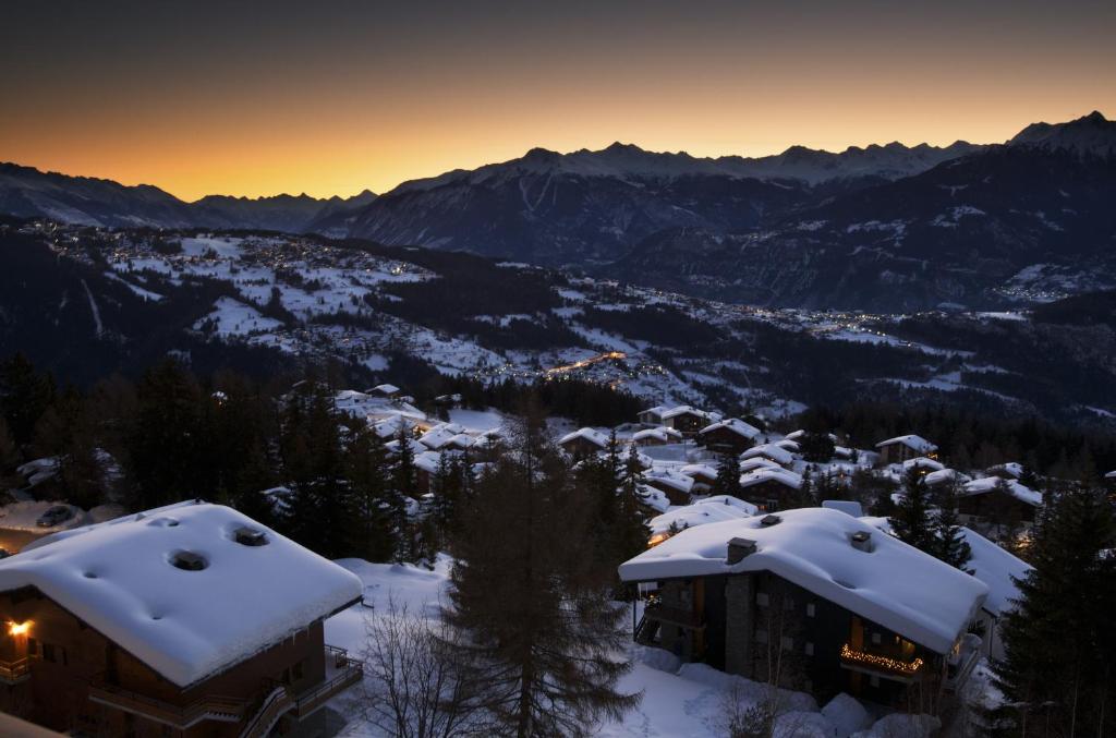 Vista generica sulle montagne o vista sulle montagne dall'interno dell'hotel