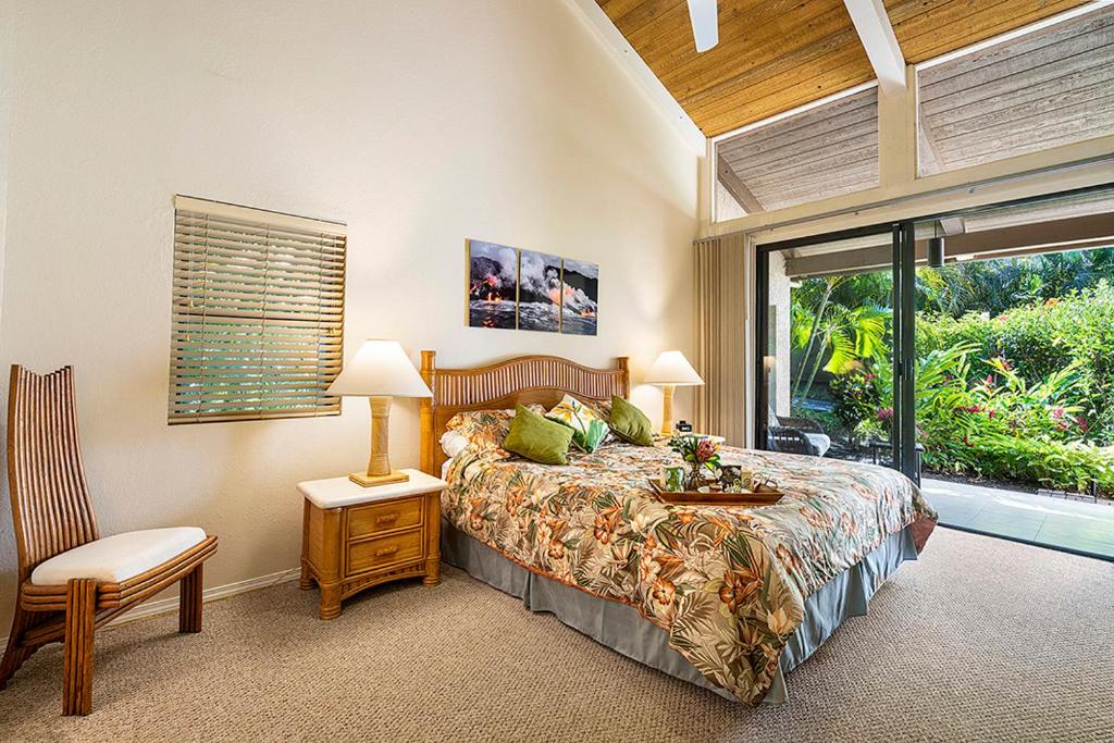une chambre avec un lit, une chaise et une fenêtre dans l'établissement Waikoloa Villas F-100, à Waikoloa