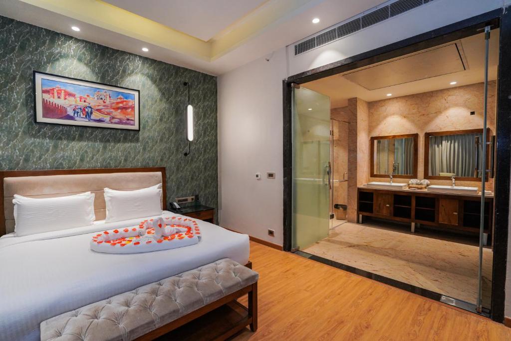 Postel nebo postele na pokoji v ubytování Pushkara Resort and Spa, Pushkar
