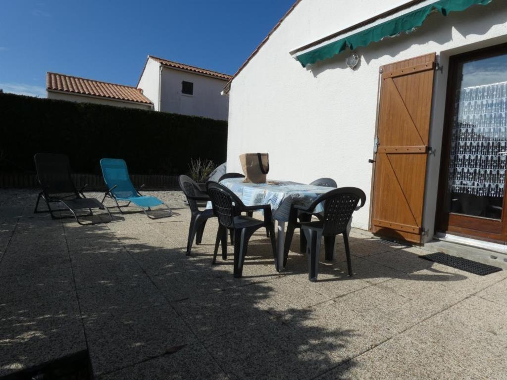 Fotografia z galérie ubytovania Maison 30m² avec piscine, terrasse, vélos, proche plage - Notre-Dame-de-Monts - FR-1-540-186 v destinácii Notre-Dame-de-Monts