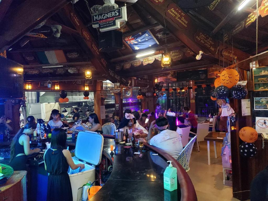eine Gruppe von Personen, die in einer Bar in einem Restaurant sitzen in der Unterkunft PALM TREE RESORT AND RESTAURANT in Olongapo