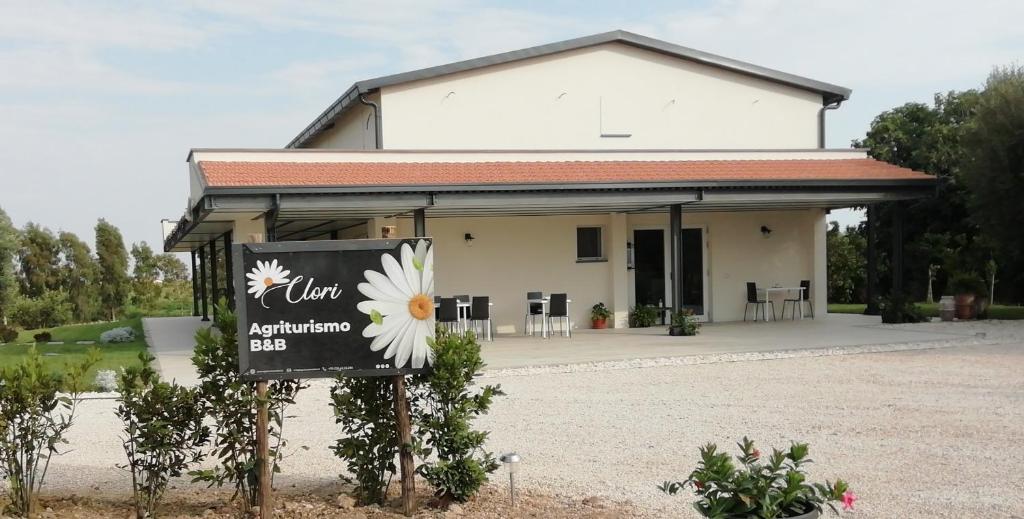 un edificio blanco con un cartel delante en Clori, en Pescia Romana