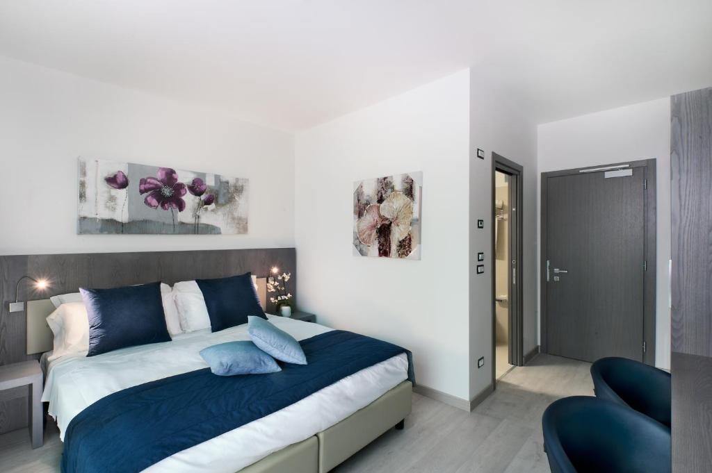 Een bed of bedden in een kamer bij Seven Park Hotel Lake Como - Adults Only