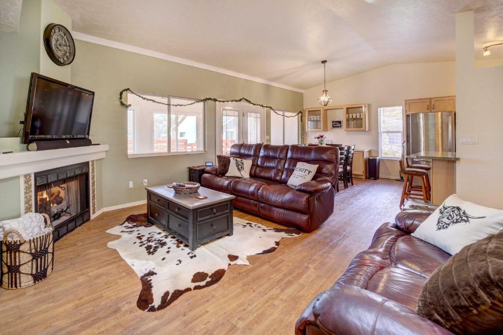 sala de estar con sofá de cuero y chimenea en Pet-Friendly Vacation Rental in Prescott!, en Prescott