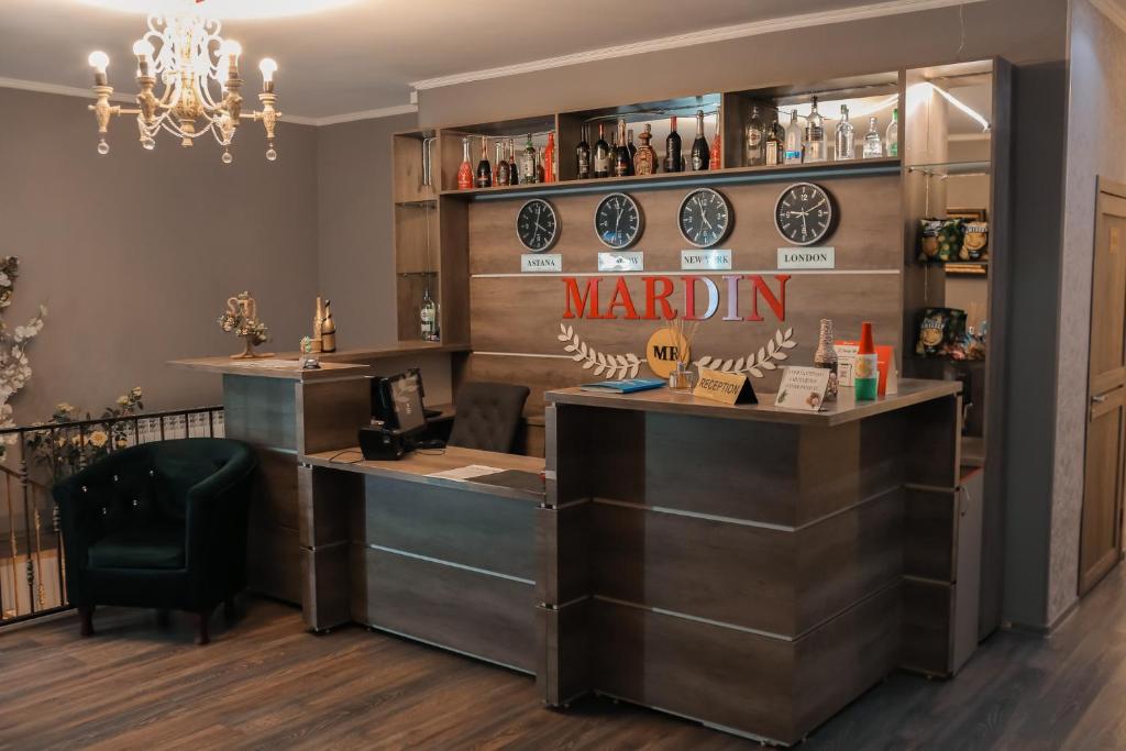 een bar met een bord waarop marlijn staat bij Mardin Hotel in Alma-Ata