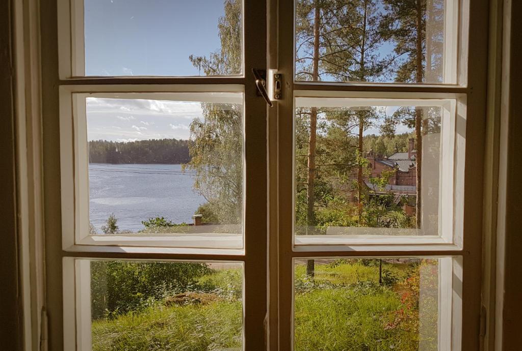 una ventana abierta con vistas al lago en Vilkman of UNESCO World Heritage Site Verla, en Kouvola