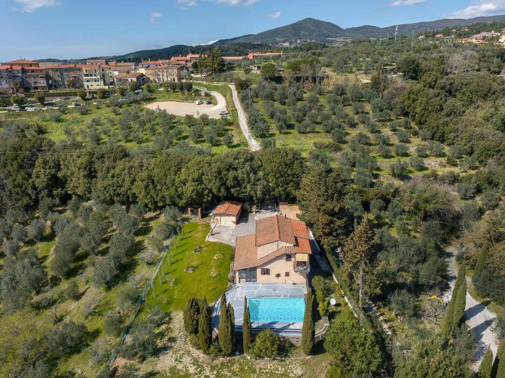 una vista aérea de una finca con piscina en Villa Cristina, en Riparbella