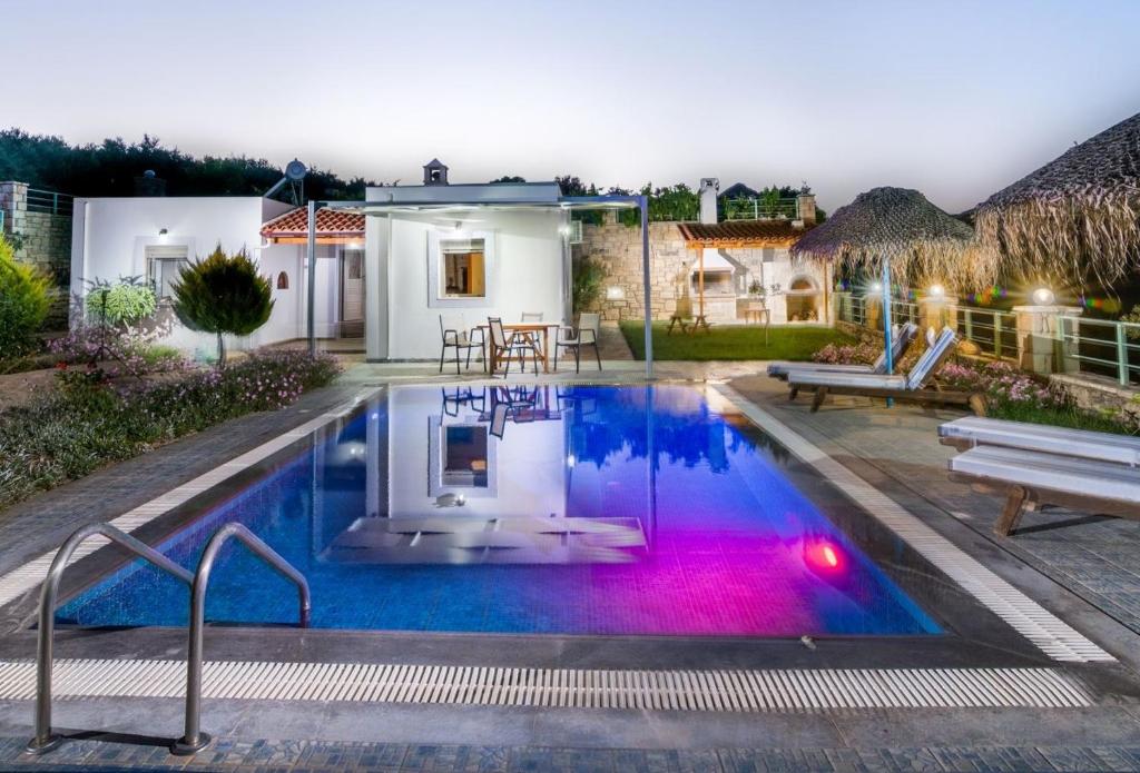 Bazén v ubytování Zeus's Daughtes Villas nebo v jeho okolí