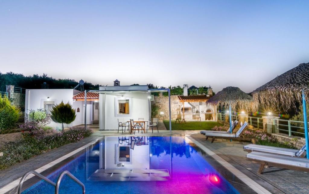 Bazén v ubytování Zeus's Daughtes Villas nebo v jeho okolí