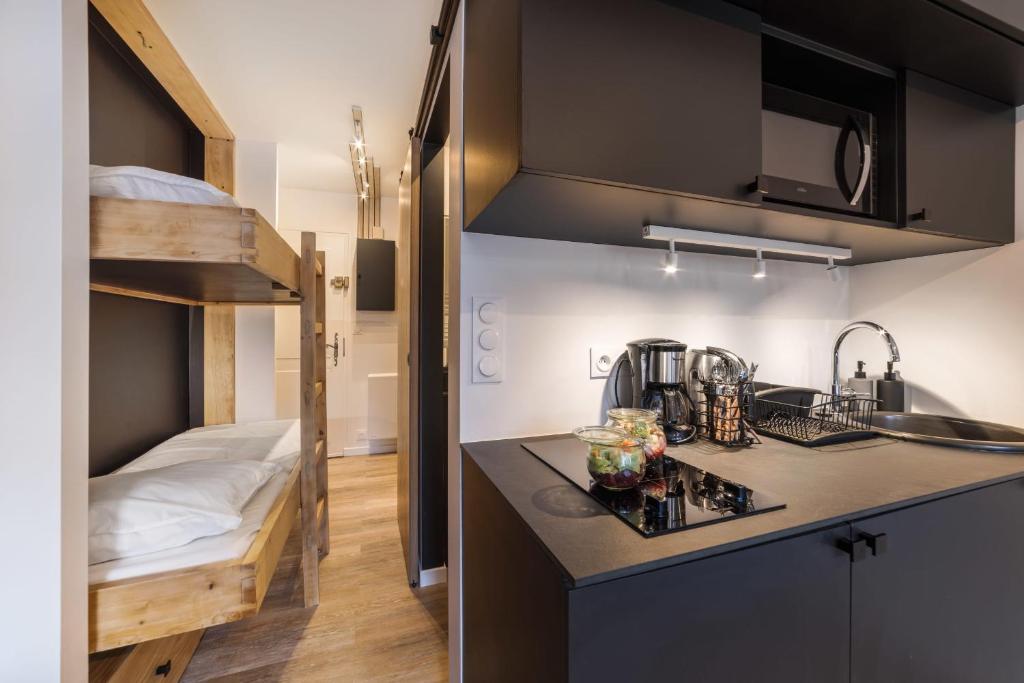 Kuchyňa alebo kuchynka v ubytovaní Studio l'Orée - City centre - Megève