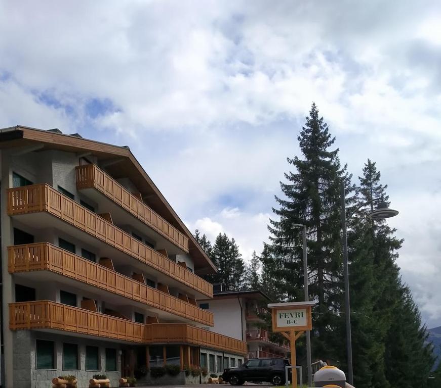 un bâtiment avec un panneau indiquant l'hôtel dans l'établissement Monolocale a 150m da impianto di risalita Spinale CIPAT O22247-AT-O11471, à Madonna di Campiglio