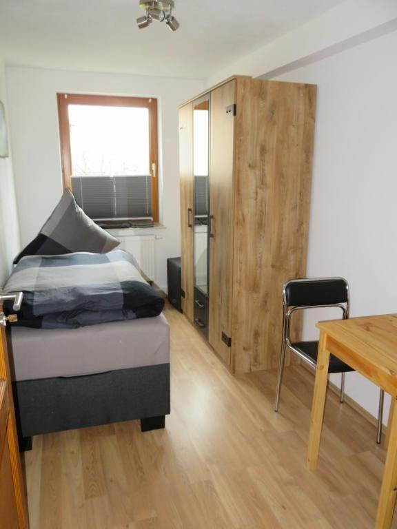 Postel nebo postele na pokoji v ubytování Kleines gemütliches Monteurzimmer