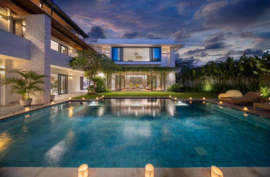 una piscina en el patio trasero de una casa en Villa Pantai Indah - 100m to Pererenan Beach, en Canggu